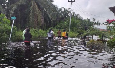 Banjir di Dumai Membuat Warga Bolak-balik ke Pengungsian