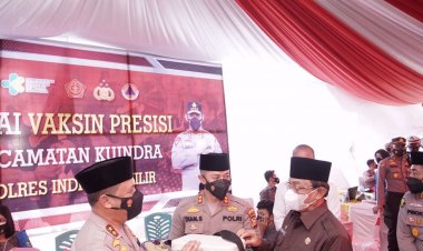 Bupati Indragiri Hilir Dampingi Kapolda Riau Tinjau Vaksinasi Massal di Kecamatan Kuindra