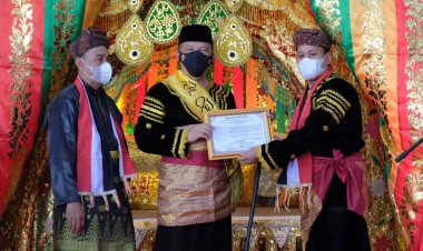 Kapolda Riau Terima Gelar Kehormatan Adat Datuak Bandaro Alam