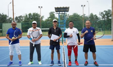Bupati Siak Tanding Persahabatan Tenis Lapangan dengan Bupati Pelalawan