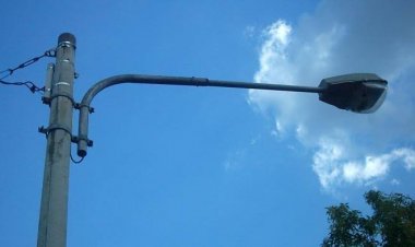 Dishub Pekanbaru Pasang 150 Box Panel Lampu Jalan di Rayon Panam dan Simpang Tiga