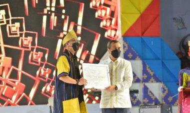 Gubri Terima Penghargaan Creative Leader dari ICCN