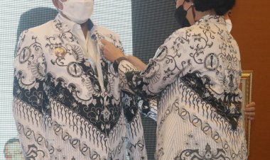 Bupati Siak Terima Penghargaan Dwija Praja Nugraha