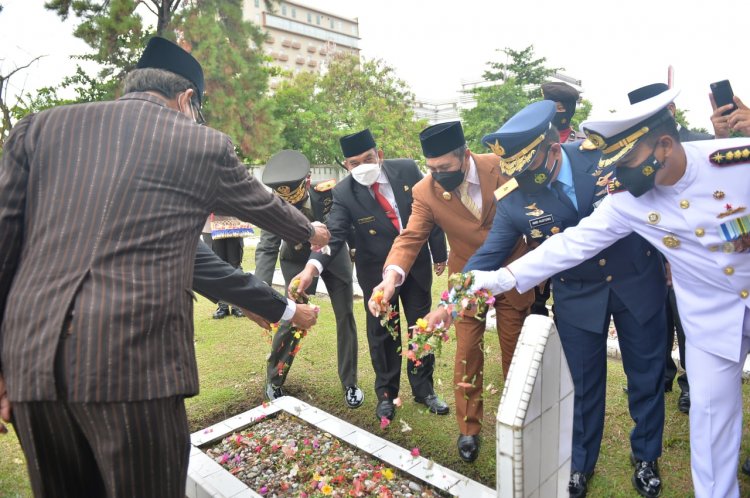 Upacara dan Penaburan Bunga Memperingati Hari Pahlawan digelar TMP Kusuma Dharma Pekanbaru