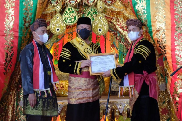 Kapolda Riau Terima Gelar Kehormatan Adat Datuak Bandaro Alam