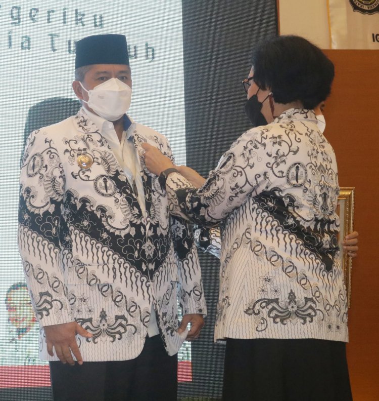 Bupati Siak Terima Penghargaan Dwija Praja Nugraha
