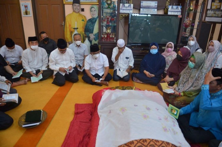 Tokoh Perempuan Riau Hj Roslaini Meninggal Dunia