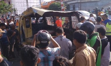 Angkot terjang pintu kereta api , empat tewas dan enam luka