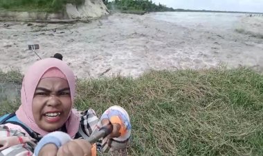 Emak-emak Menantang Ombak Bono, Saya Berani Semua Jadi Berani