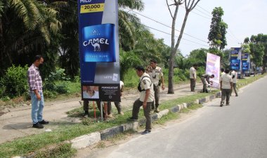 Satpol PP Pekanbaru Tertibkan Iklan Ilegal dan PKL di Jalur Hijau