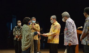 Gubri Syamsuar Terima Pin Emas Dari Asosiasi Tradisi Lisan