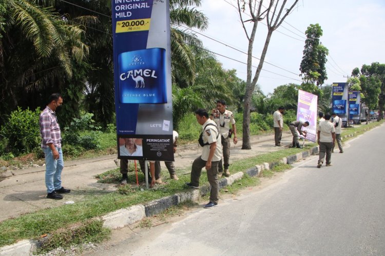 Satpol PP Pekanbaru Tertibkan Iklan Ilegal dan PKL di Jalur Hijau