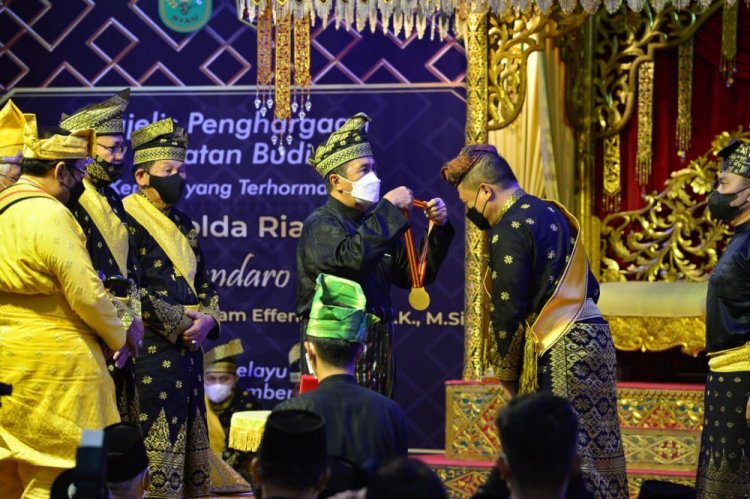 Kapolda Riau Terima Penghargaan Ingatan Budi dari LAM Riau