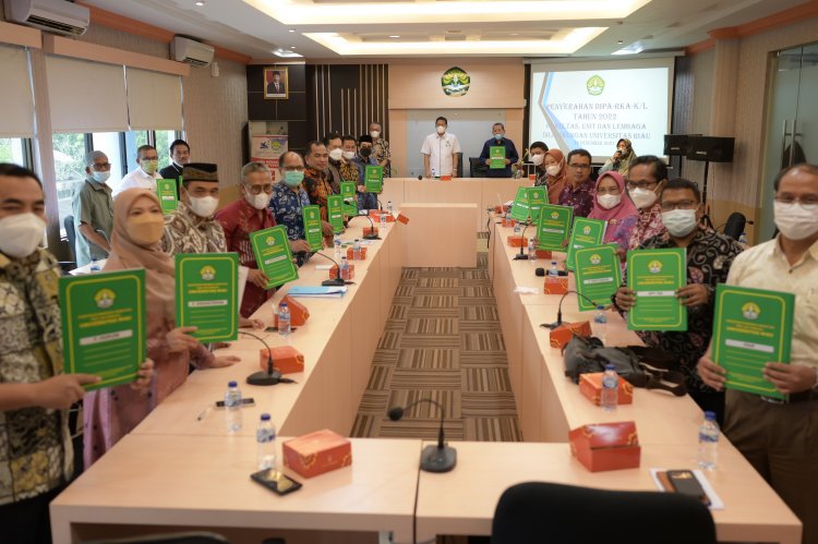Rektor UNRI Serahkan DIPA RKAKL 2022, Minta Satuan Kerja Fokus Gunakan Anggaran