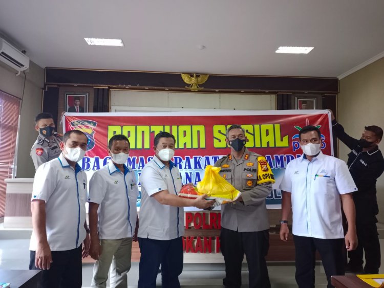 Polres Rohul Bersama PTPN V Salurkan Bantuan Sembako untuk Korban Terdampak Banjir 