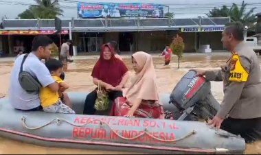 Kapolres Rohul Bantu Evakuasi Wanita Hamil Korban Banjir ke Bidan