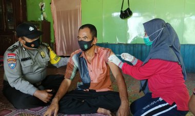 Polsek Bantan Vaksinasi Door to Door Warga Desa Pambang Baru