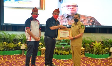 Gubernur Riau Syamsuar Terima Penghargaan The Best Branding Leader