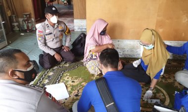 Bhabinkamtibmas Desa Pambang Pesisir Kawal Vaksinasi Lansia Door to Door