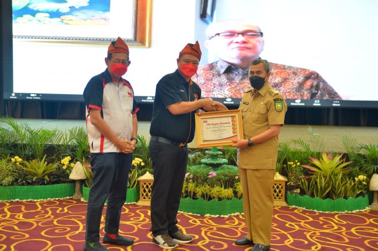 Gubernur Riau Syamsuar Terima Penghargaan The Best Branding Leader