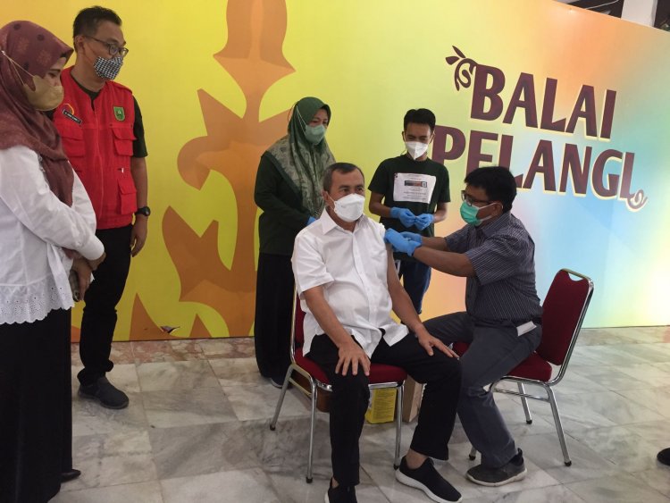 Vaksinasi Booster Dimulai Hari Ini di Seluruh Indonesia, Gubri Lakukan Vaksin