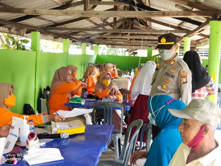 Kapolsek Bantan Pantau Vaksinasi Covid-19 di Desa Selatbaru