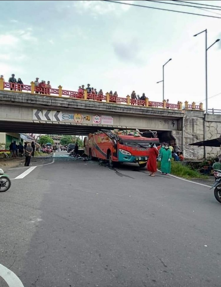 Bus Tabrak Fly Over di Padang Panjang, 17 Penumpang Dilarikan ke Rumah Sakit