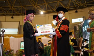 Cerita Inspiratif Wisudawan Pemuncak UIR, Pengorbanan Ayah Jadi Cambuk Meraih Terbaik