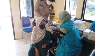 Polsek Bantan Gandeng Puskesmas Gelar Vaksinasi Anak dan Lansia