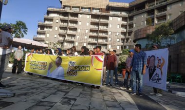 Ratusan Anak Muda Riau Bentangkan Spanduk Dukung Airlangga Hartarto For President 2024