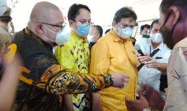 Menko Bidang Perekonomian RI melakukan Operasi Pasar di Pasar Bawah Pekanbaru
