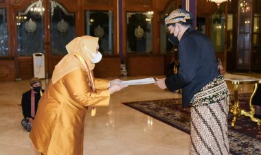 Kasmarni Terima Gelar Adat dari Karaton Surakarta Hadiningrat