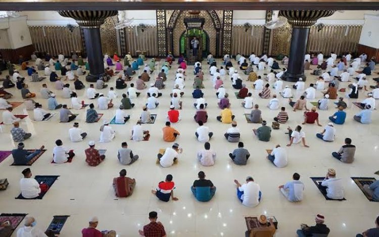 Kasus Covid-19 Omicron Melonjak, Shaf Salat di Mesjid Kembali Merenggang