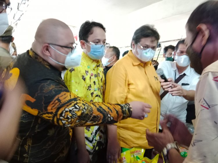 Menko Bidang Perekonomian RI melakukan Operasi Pasar di Pasar Bawah Pekanbaru