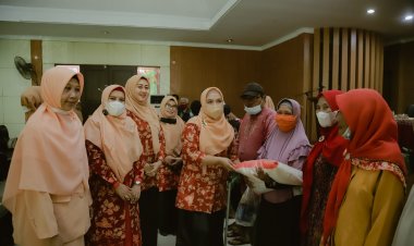 Dharma Wanita Disdik Riau Serahkan 100 Paket Sembako ke Anak Yatim dan Panti Asuhan