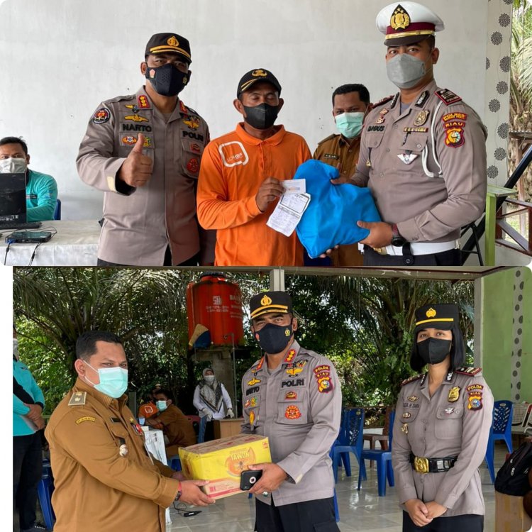 Kabid Humas Polda Riau Bagikan Paket Sembako Pada Peserta Vaksinasi di Tambusai Utara