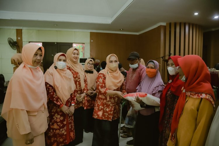 Dharma Wanita Disdik Riau Serahkan 100 Paket Sembako ke Anak Yatim dan Panti Asuhan