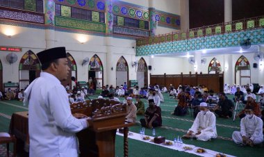 Peringati Malam Nuzul Quran, Wabup Husni Serahkan Santunan Anak Yatim