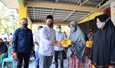 PTPN V Distribusikan 1,4 Ton Minyak Goreng Murah