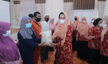 DWP Siak Salurkan 75 Paket Sembako Untuk ASN dan Honorer