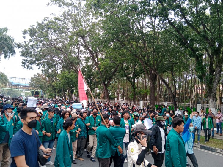 Ribuan Mahasiswa Riau Gelar Aksi Demo di Depan Kantor DPRD Riau