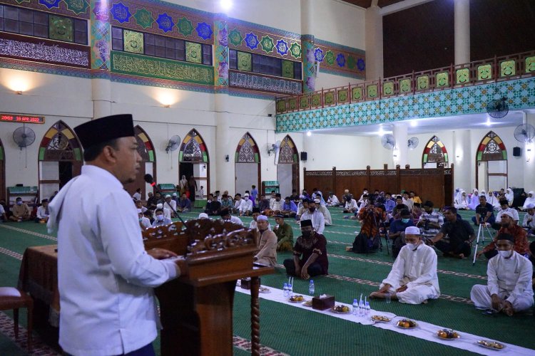 Peringati Malam Nuzul Quran, Wabup Husni Serahkan Santunan Anak Yatim