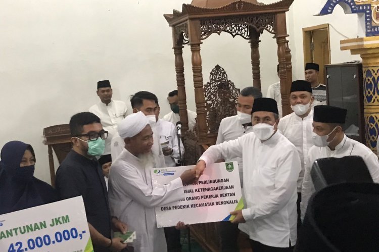 Safari Ramadan ke Bengkalis, Gubri Serahkan Bantuan 