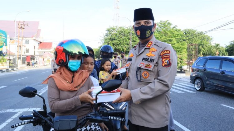 Kapolres Bengkalis Bersama Mahasiswa Bagi-bagi Takjil Gratis