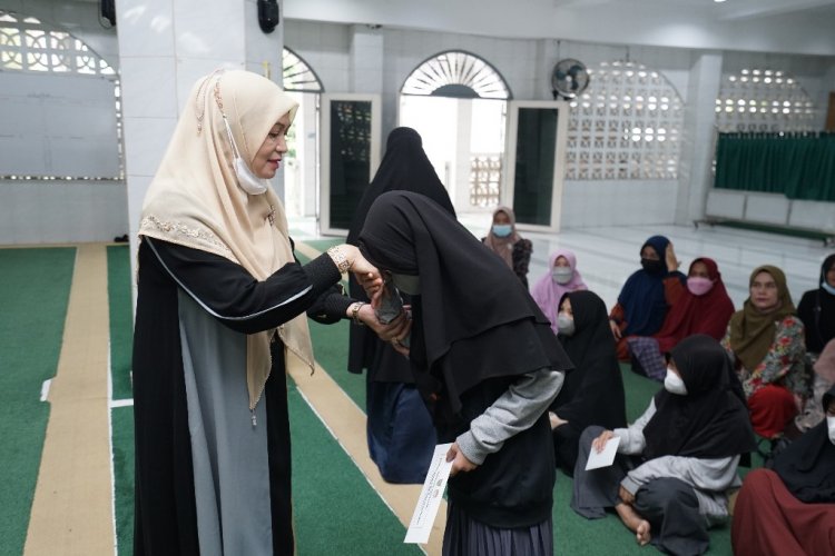 DW UIR Santuni Anak-anak Yatim Pegawai/Dosen UIR yang Telah Meninggal Dunia