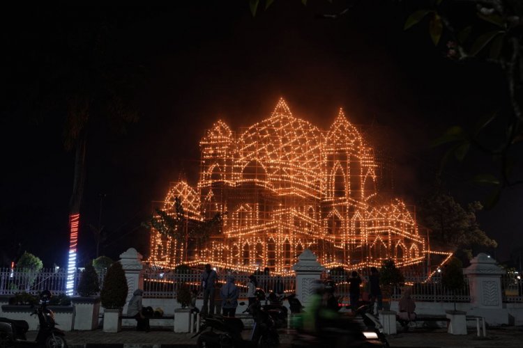 Ribuan Lampu Colok Hiasi Malam 27 Ramadan di Pekanbaru Riau