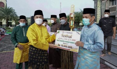 Gubri Serahkan Hadiah Festival Lampu Colok