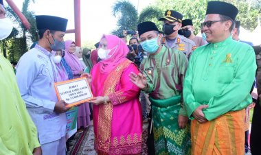 Bupati Bengkalis Serahkan Pemenang Festival Lampu Colok Tahun 2022