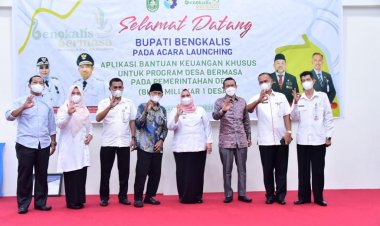 Bupati Bengkalis Serahkan Piagam Paket B Kepada Lansia Berusia 72 Tahun