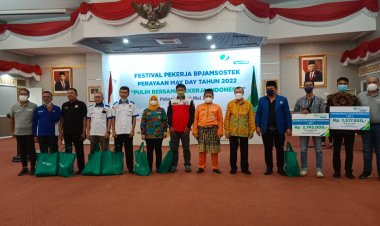 Demi Kesejahteraan Masyarakat, Gubri Serahkan Bantuan untuk UMKM dan Buruh